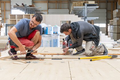 Vorfertigung der Holzdecken mit der Lehm-Deckenheizung im Werk