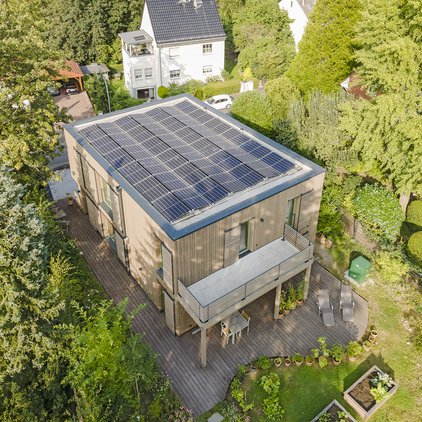 Die gesamte Dachfläche ist mit einer 15,3 KwPeak Fotovoltaikanlage belegt