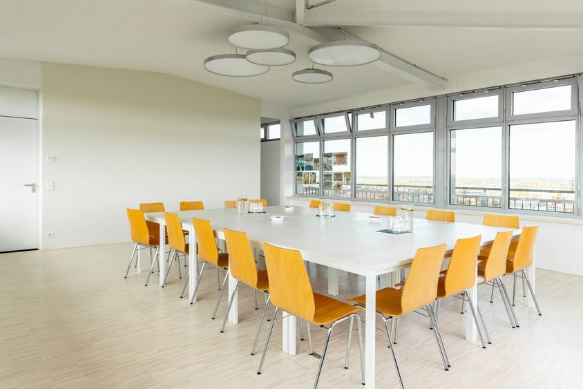 Bildnachweis: Kristina Rottig/TU Braunschweig Die fertiggestellte "Skylounge" in der TU Braunschweig. Im Hintergrund ist die weiße Lehm-Klimawand zu sehen, die zum Heizen und Kühlen genutzt wird.